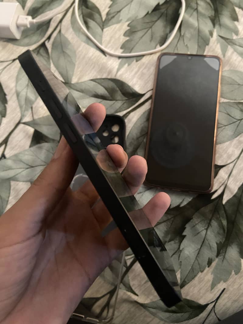 Apple iPhone 12 4
