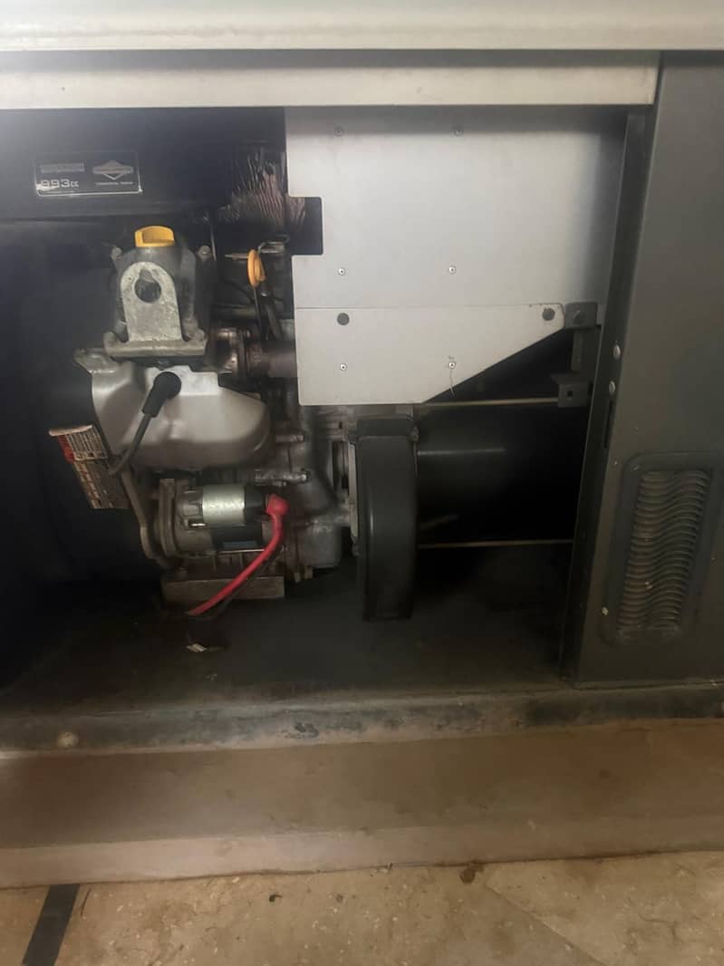 BRIGGS & STRATTON  gENERATOR 2