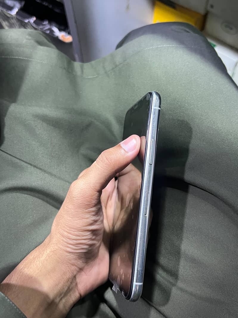 Apple iPhone 11 Pro 2
