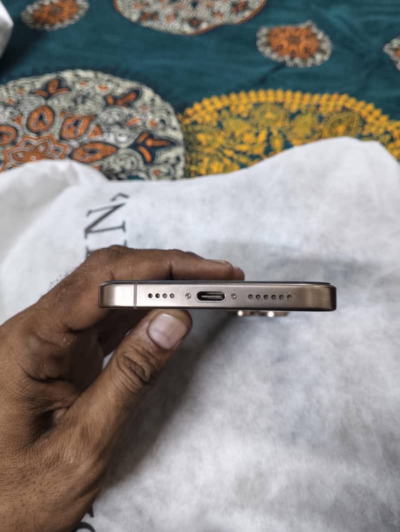 Apple iPhone 16 Pro Max 4
