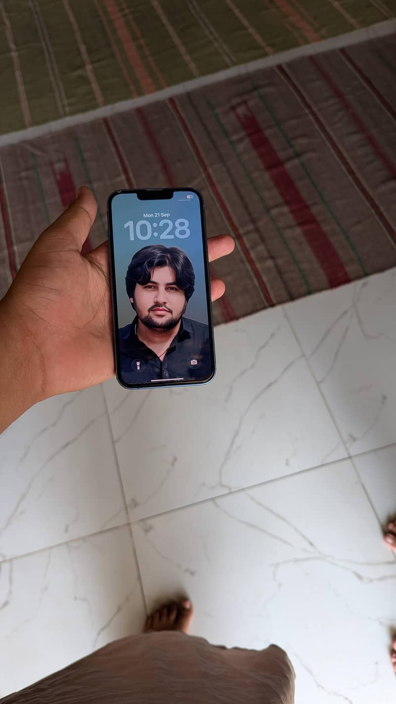 Apple iPhone 13 8