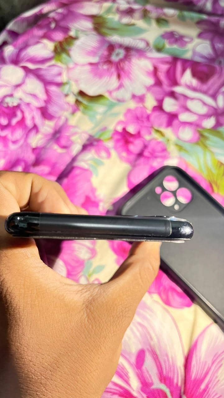 Apple iPhone 11 Pro 4
