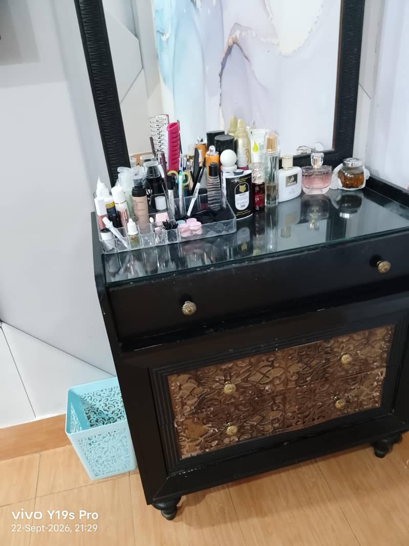 one dressing table with mirror 0