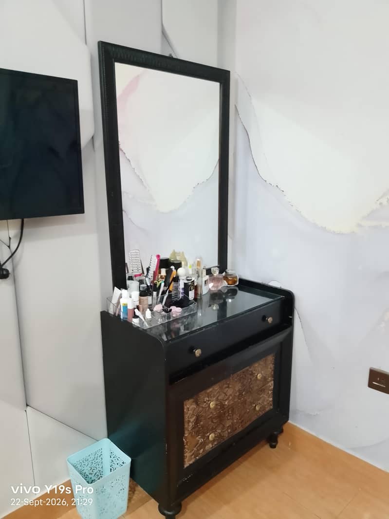 one dressing table with mirror 1