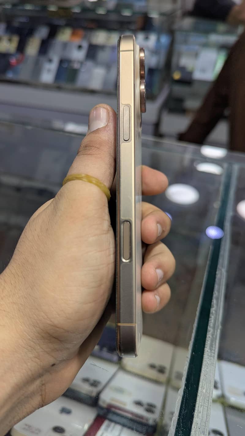 Apple iPhone 16 Pro Max 1