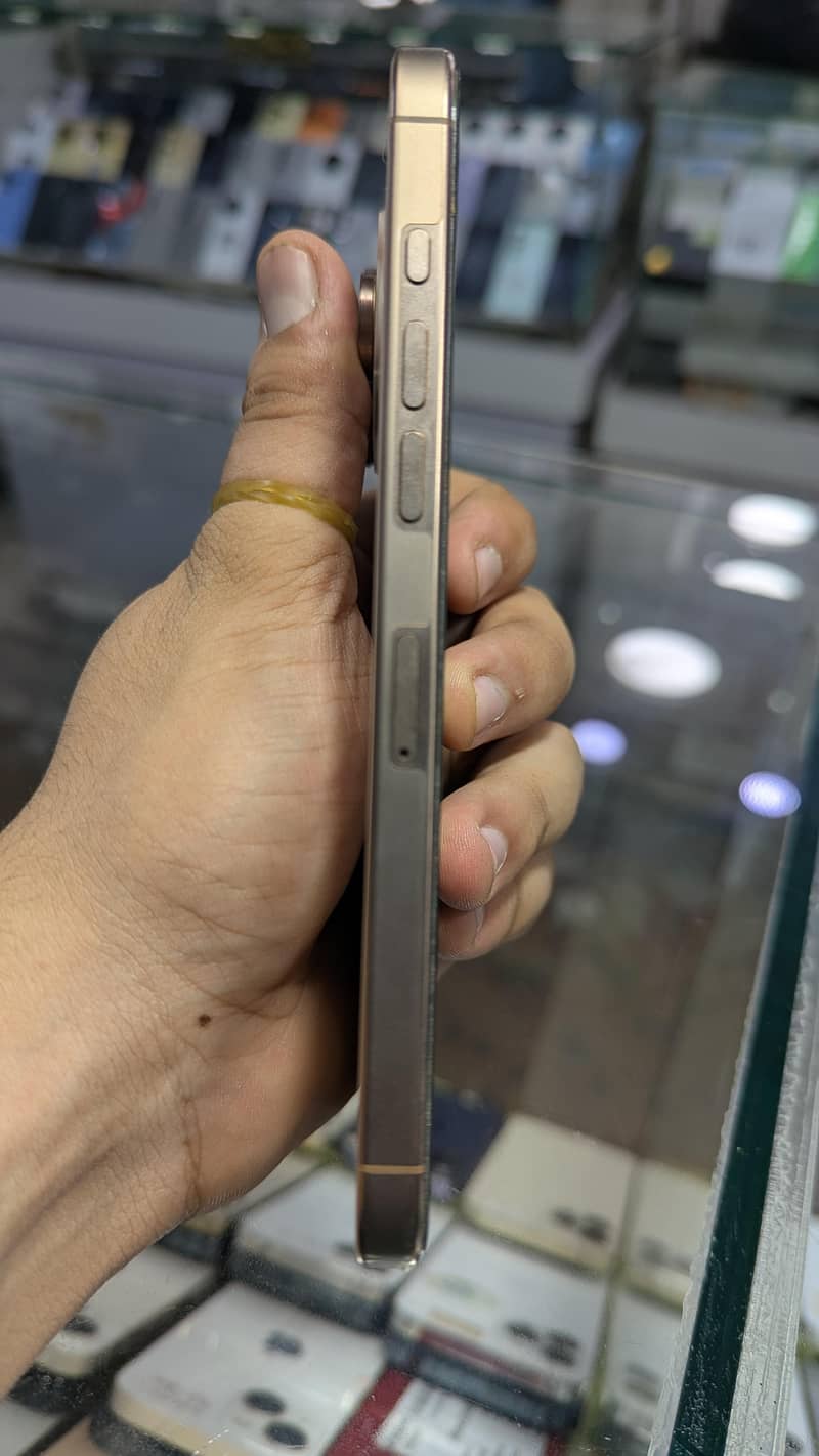 Apple iPhone 16 Pro Max 2
