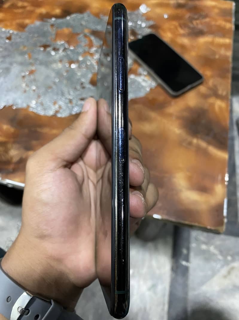 Apple iPhone 11 Pro Max 4