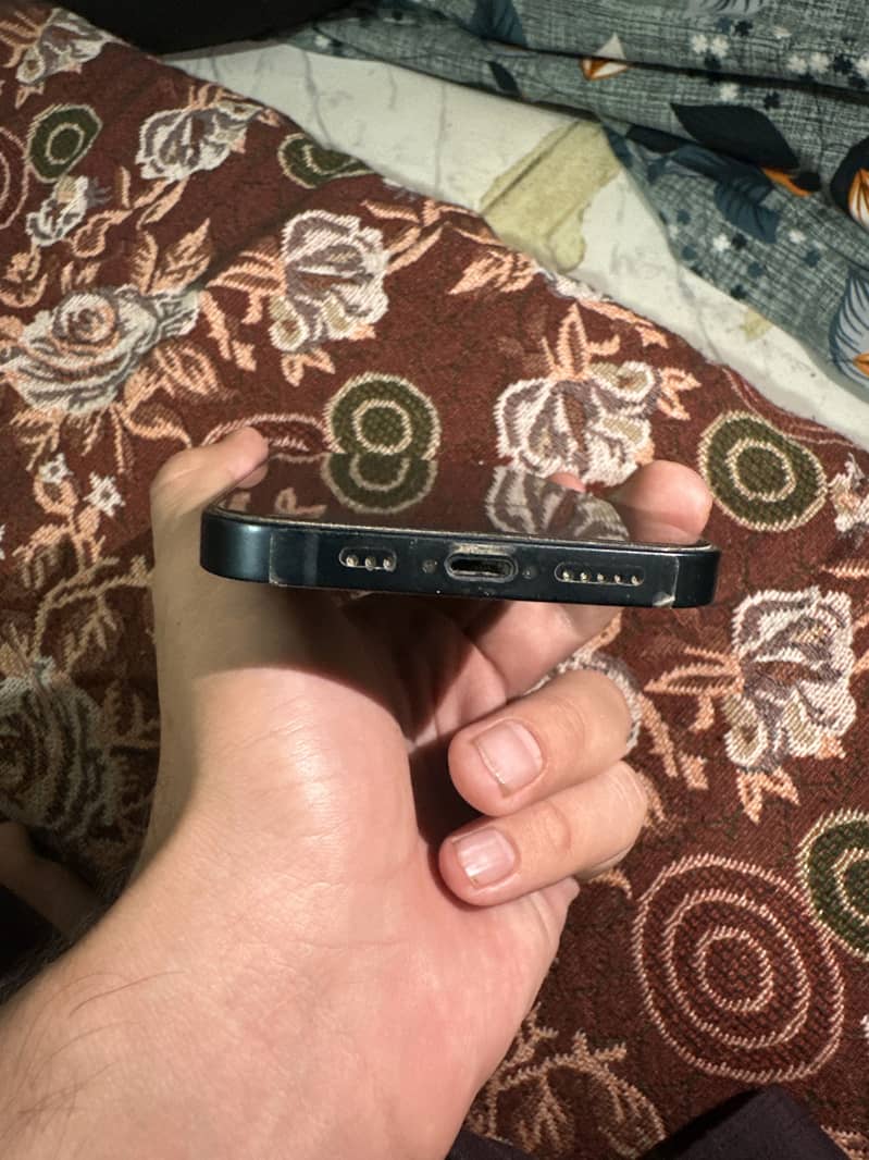 Apple iPhone 13 2