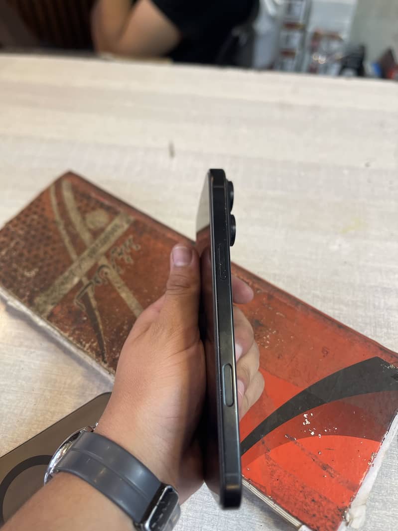 Apple iPhone 16 Pro Max 3