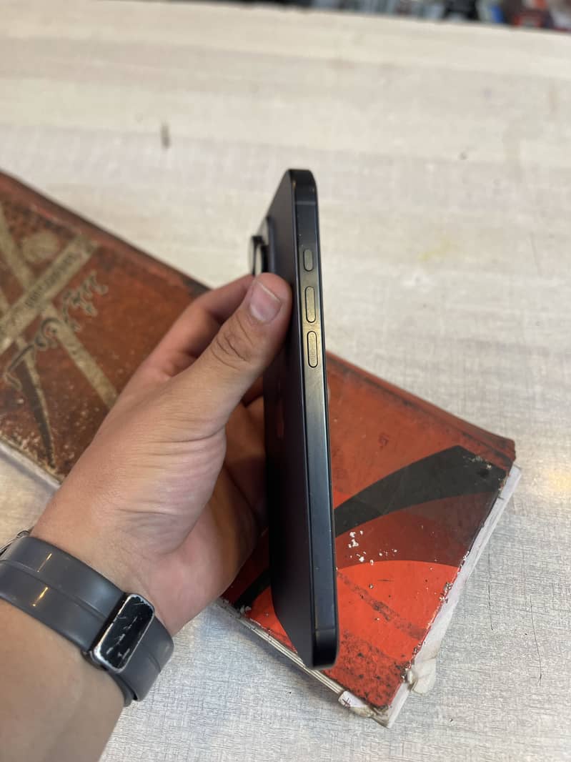 Apple iPhone 16 Pro Max 4