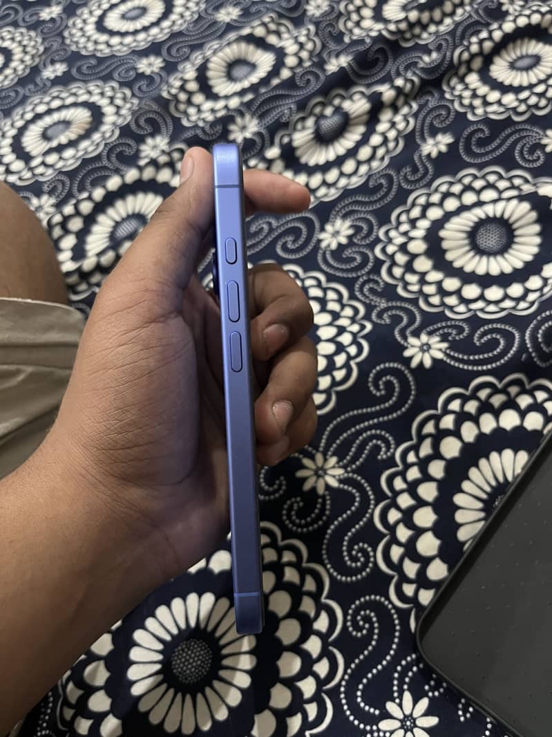 Apple iPhone 16 2