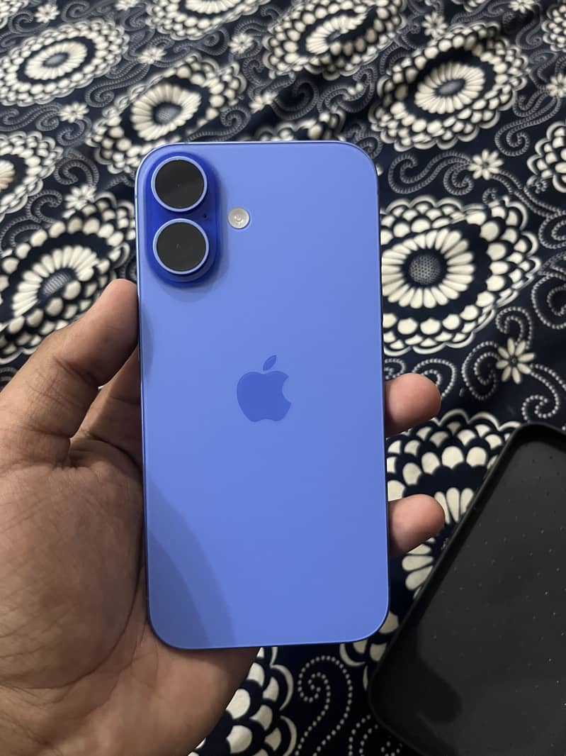 Apple iPhone 16 3