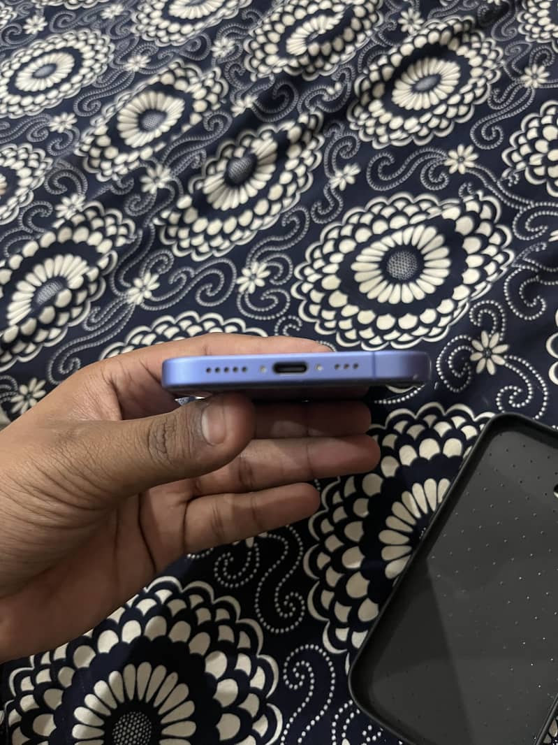 Apple iPhone 16 4