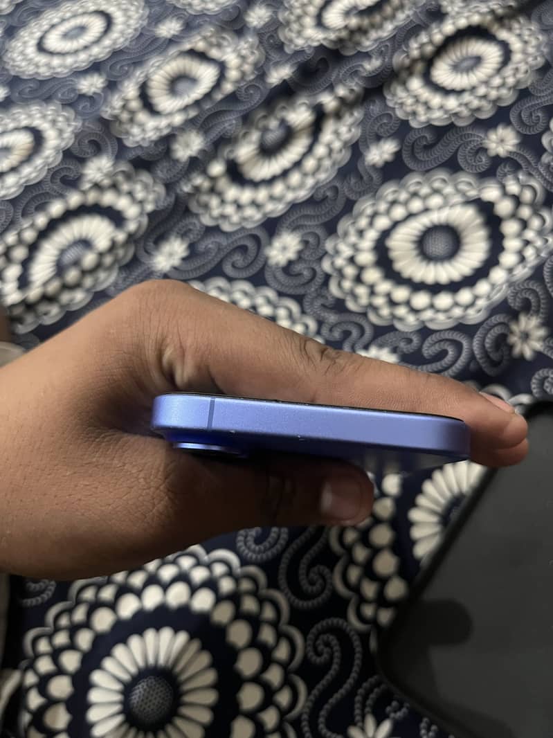 Apple iPhone 16 6