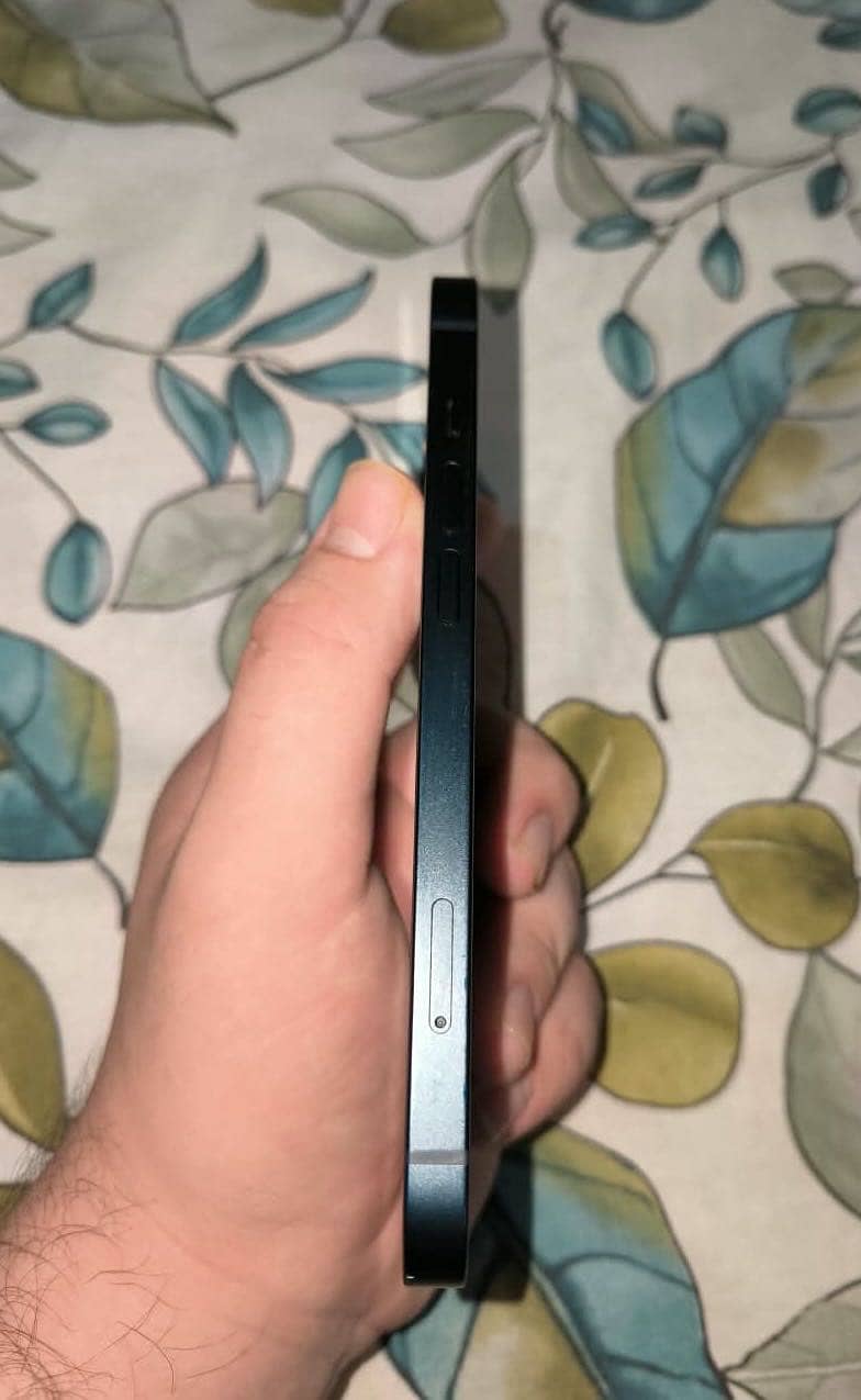 iPhone 13 4