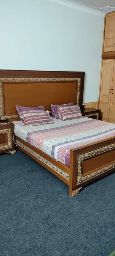 BED SIDE TABLES AND DRESSING