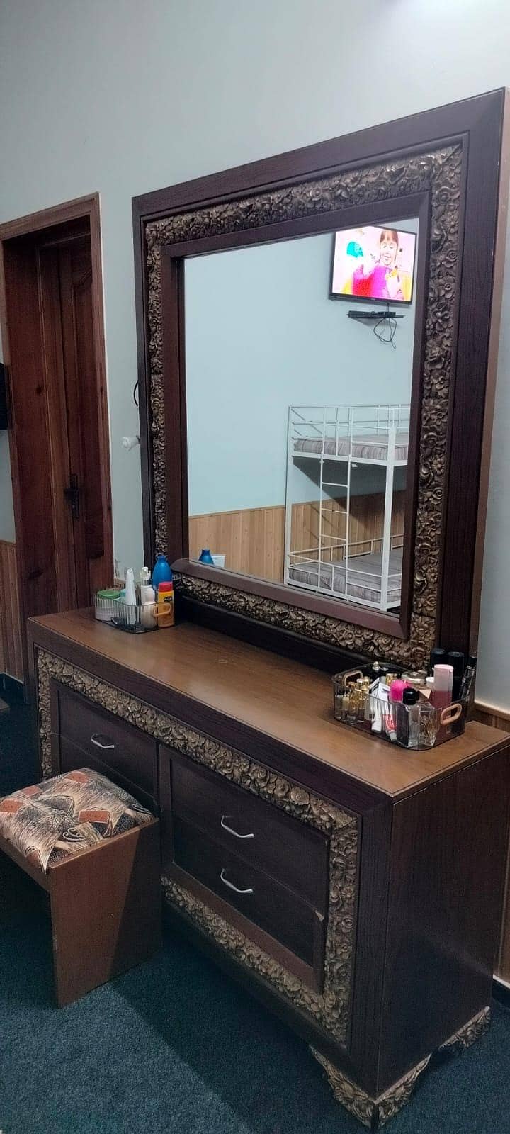 BED SIDE TABLES AND DRESSING 5