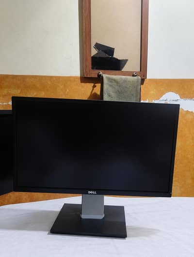 24-inch DELL lcd, 1080p, 10/10