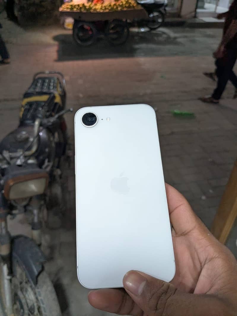 Apple iPhone 16e 1