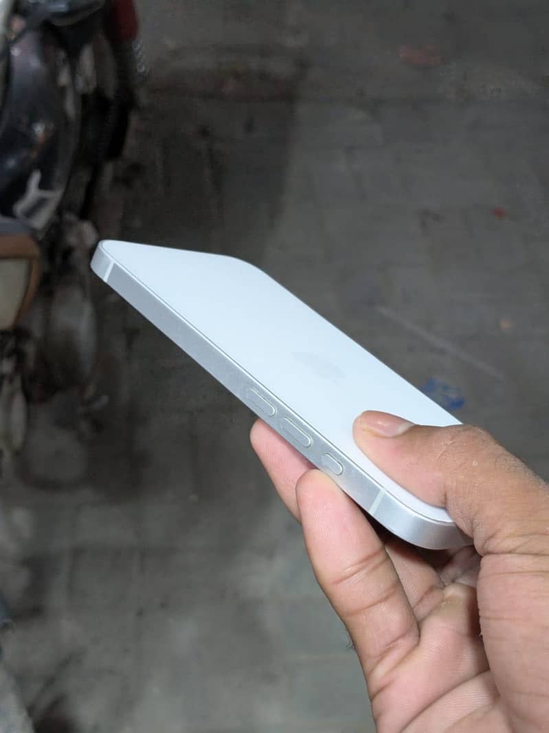 Apple iPhone 16e 2