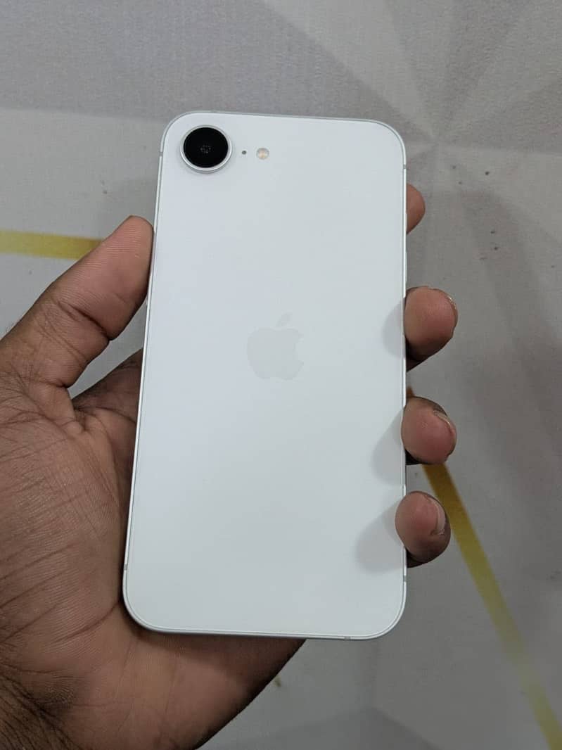 Apple iPhone 16e 3