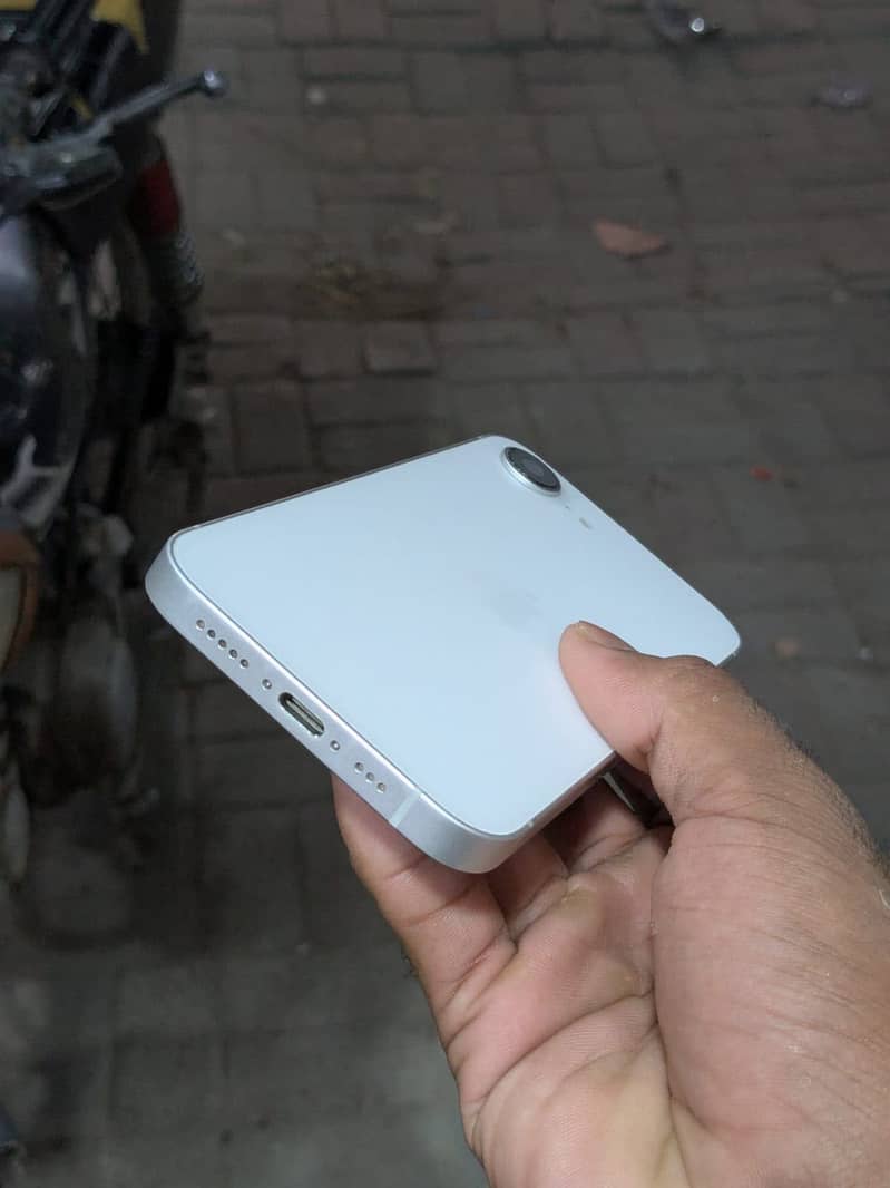Apple iPhone 16e 4