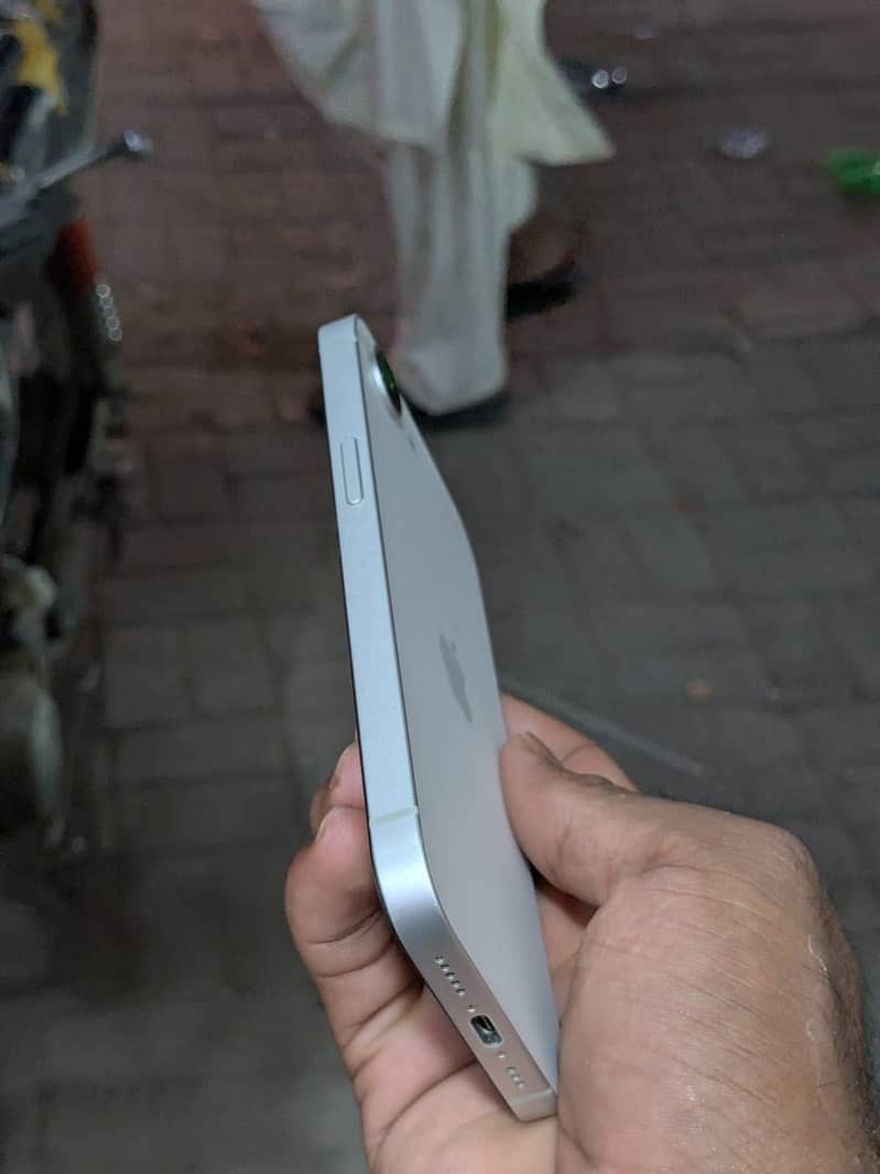 Apple iPhone 16e 5