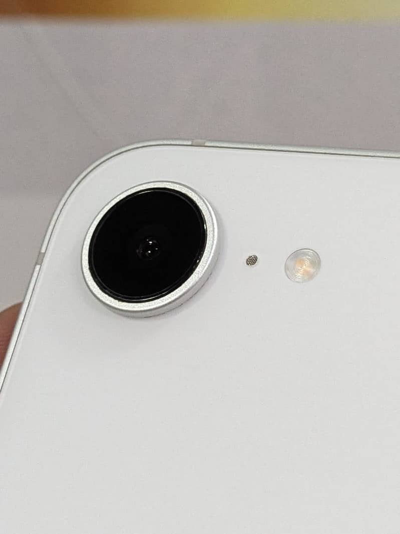 Apple iPhone 16e 7