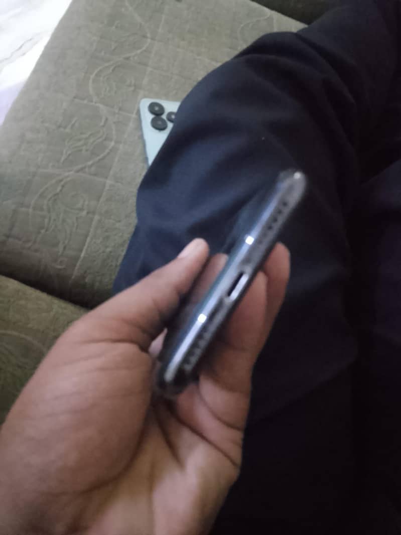 Apple iPhone X 4