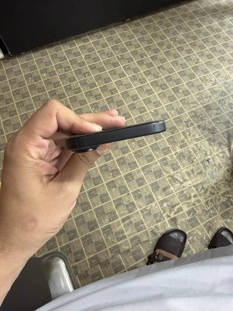 Apple iPhone 16 2