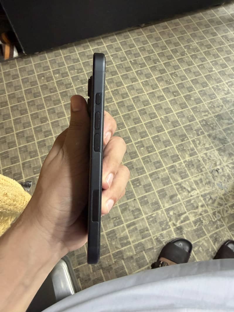 Apple iPhone 16 4