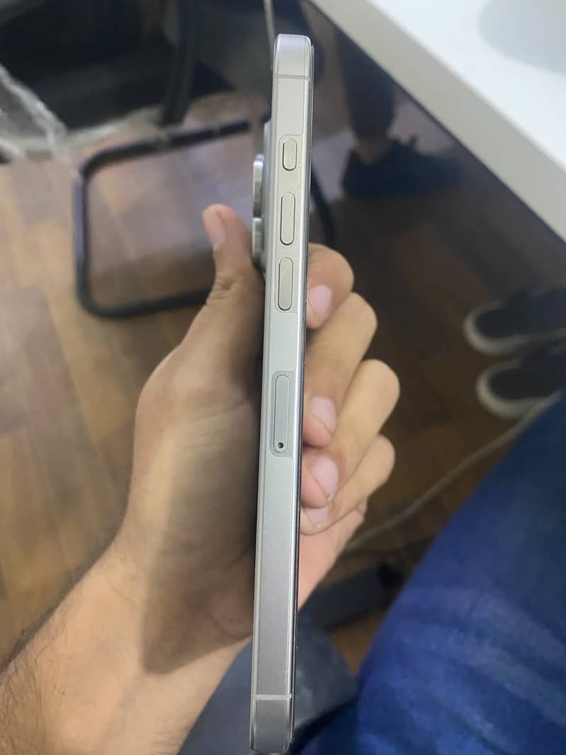 Apple iPhone 16 Pro Max 2