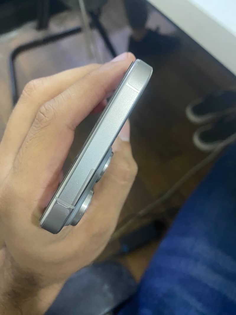 Apple iPhone 16 Pro Max 4