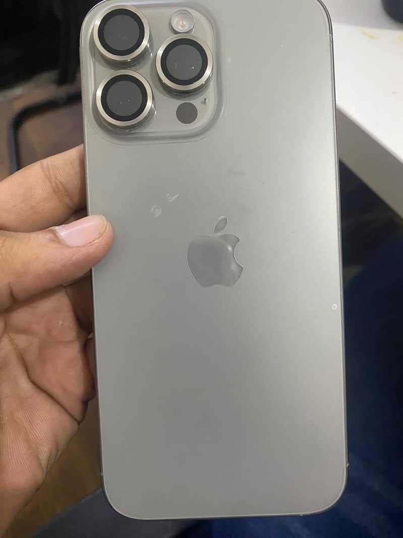 Apple iPhone 16 Pro Max 9