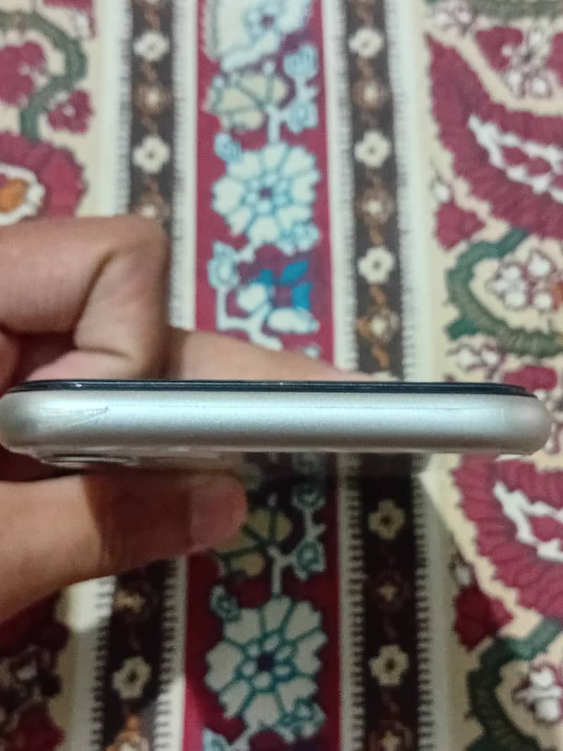 iPhone 11 3