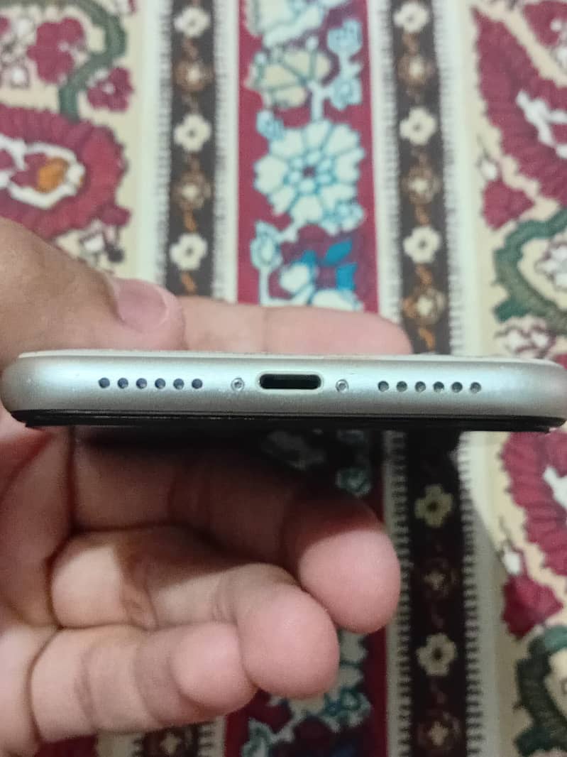 iPhone 11 4