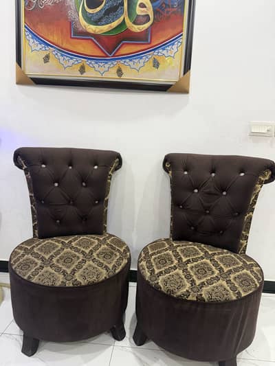2 High Chairs in dark Brown colour