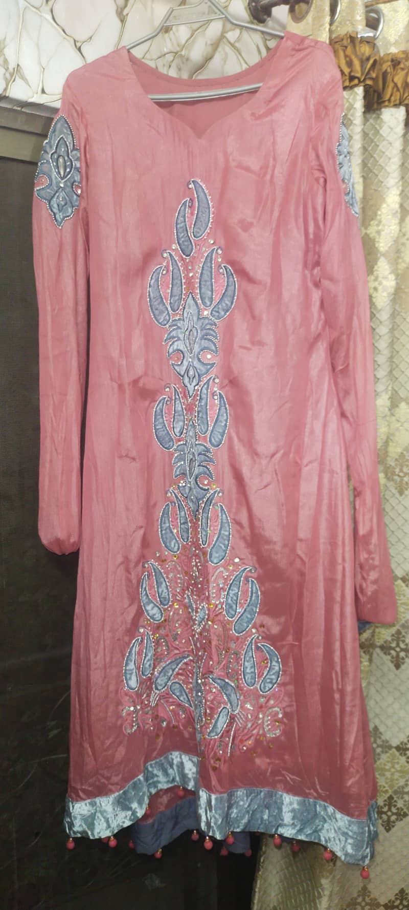 long maxi pink maxi ke oper velvet applic hoi 3