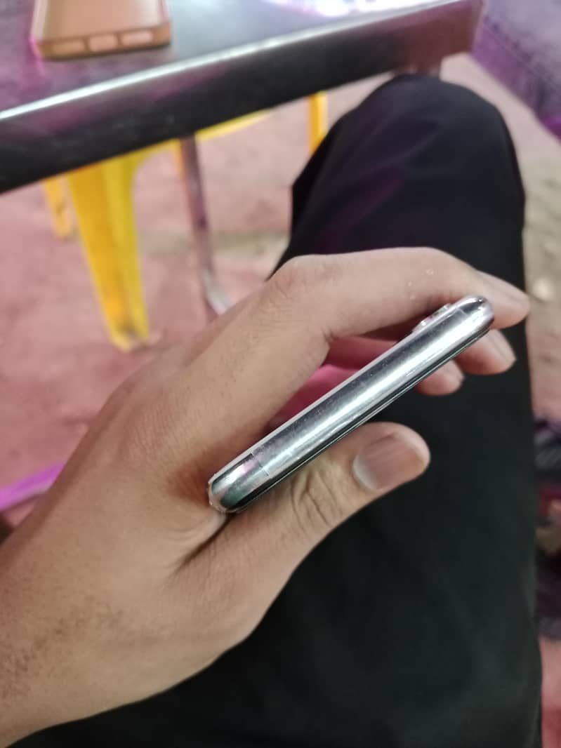 Apple iPhone X 4