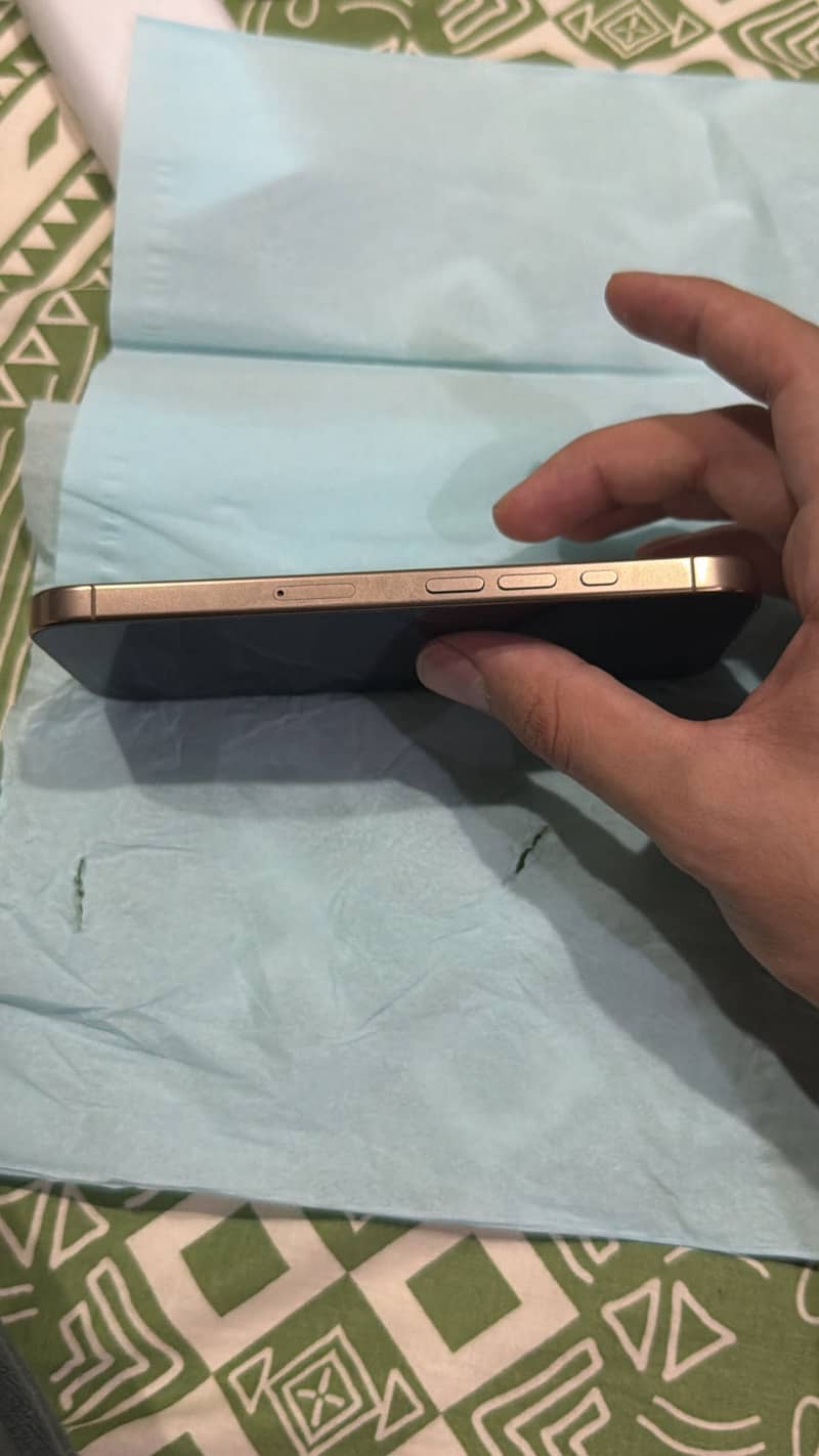 Apple iPhone 16 Pro 1