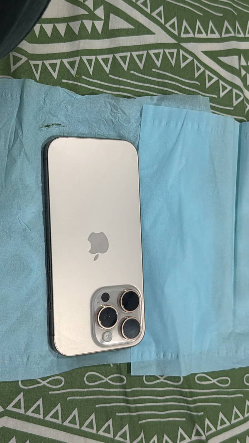 Apple iPhone 16 Pro 3