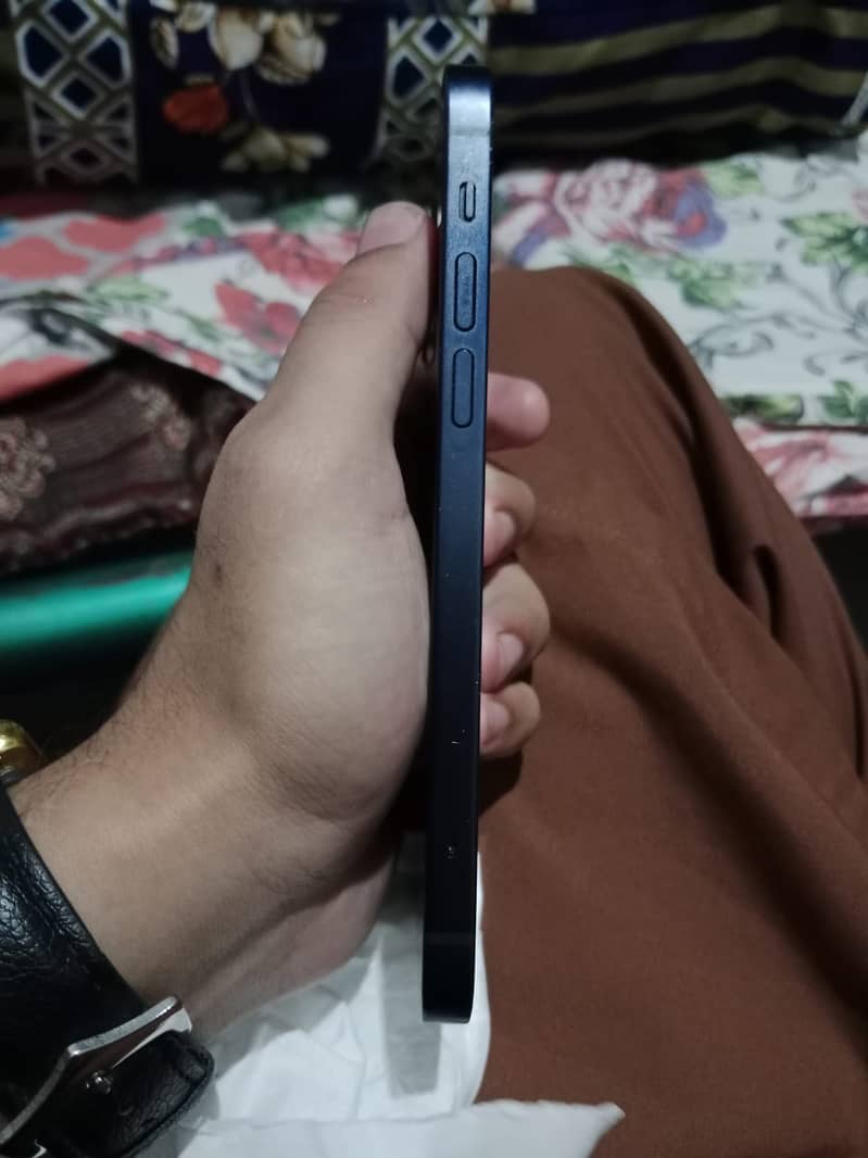 Apple iPhone 12 4