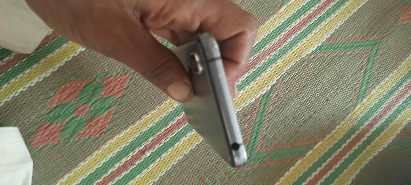 Sharp Aquos Sense 4