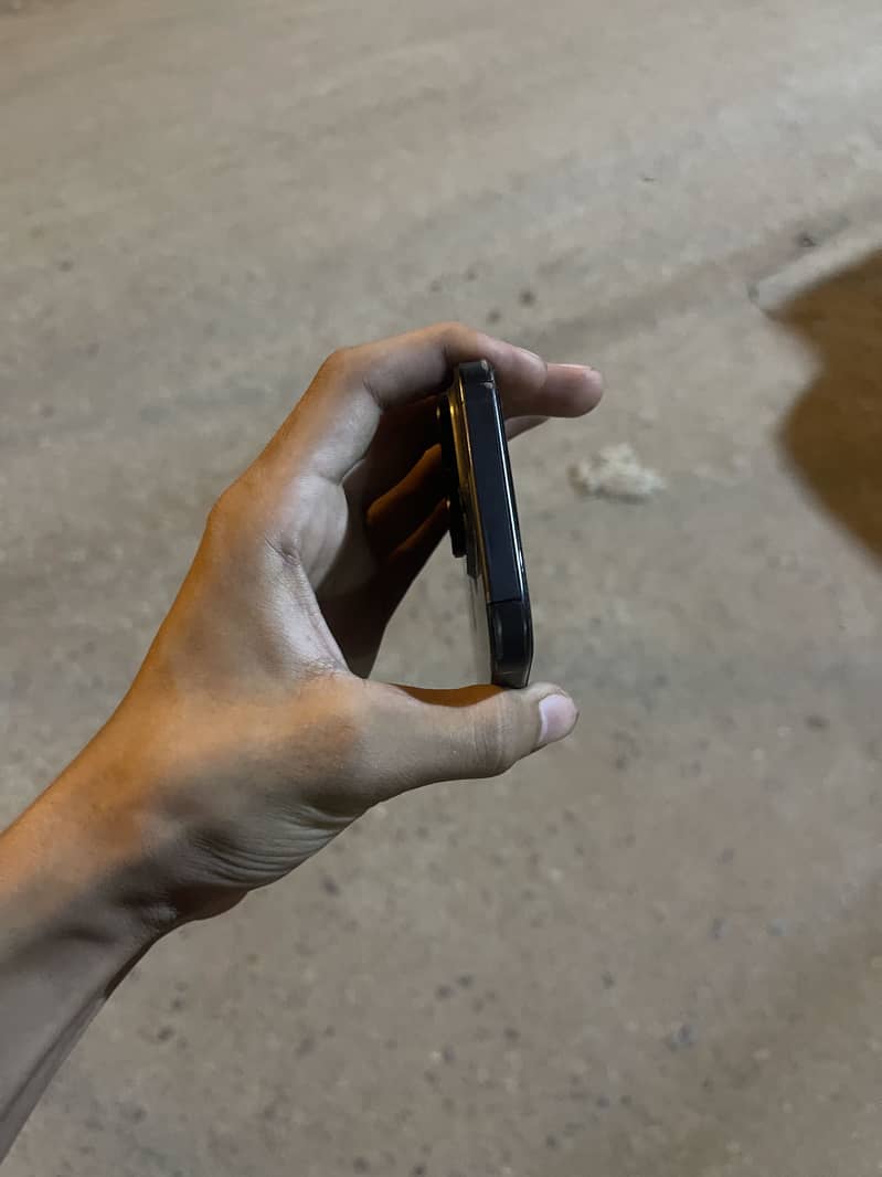 Apple iPhone 16 Pro 4