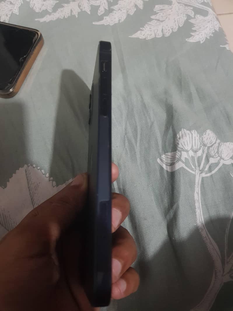 Apple iPhone 12 4