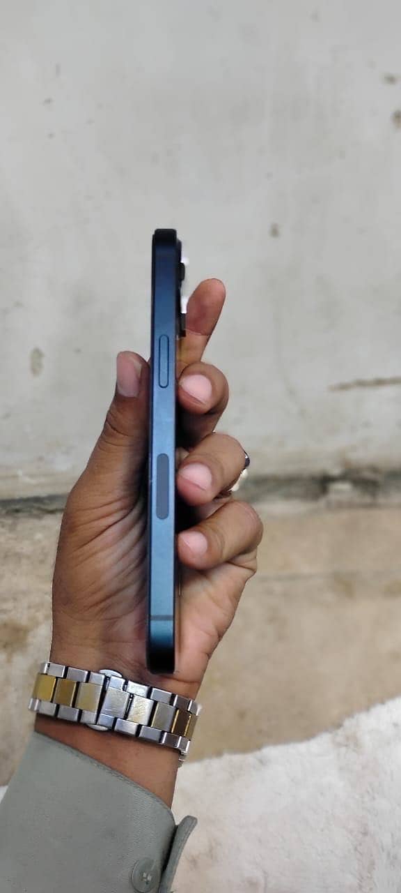 Apple iPhone 13 6