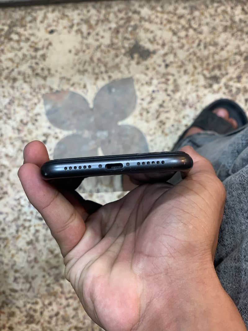 Apple iPhone 11 4