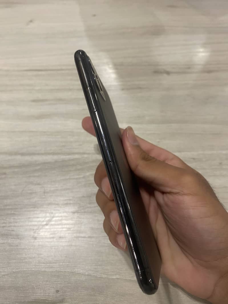 Apple iPhone 11 Pro Max 4