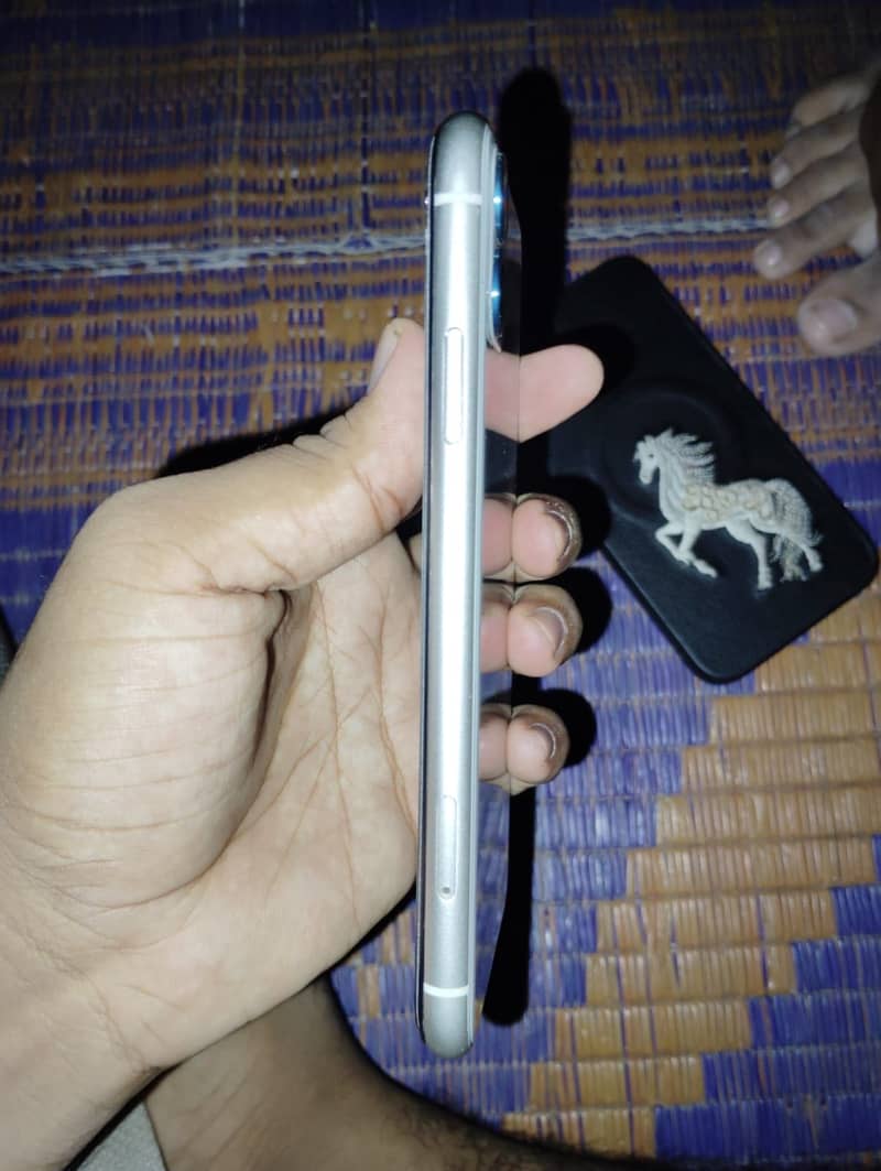 Apple iPhone 11 4
