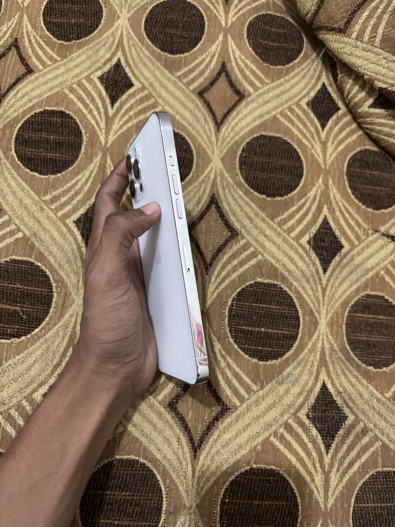 Apple iPhone 12 Pro Max 4